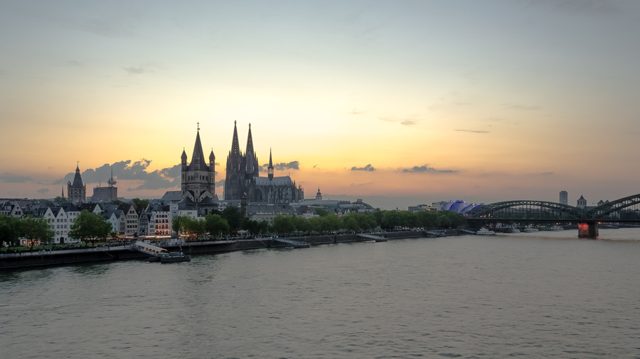 Kölner Skyline bei Sonnenuntergang